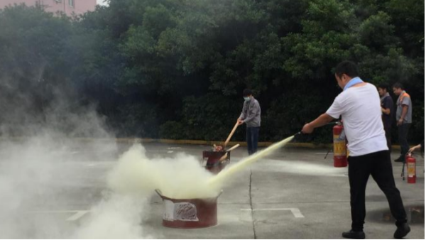 員工學(xué)習使用滅火器