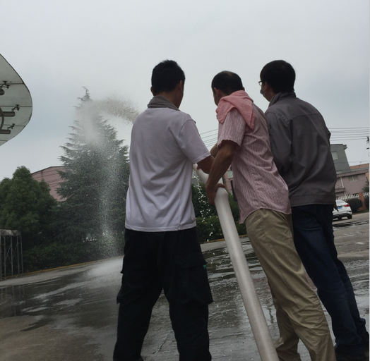 員工學(xué)習使用消防栓