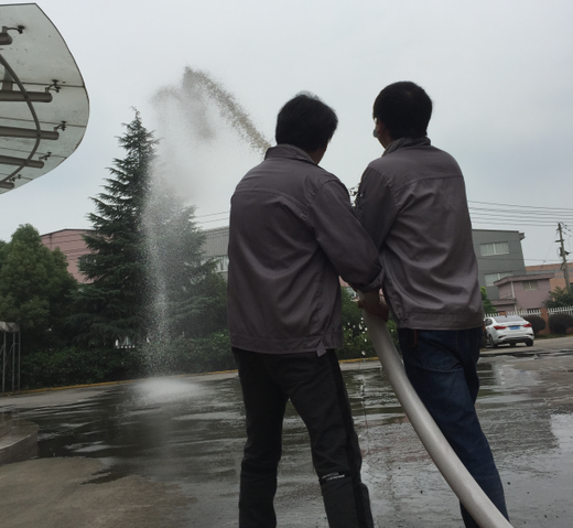 員工學(xué)習使用消防栓2