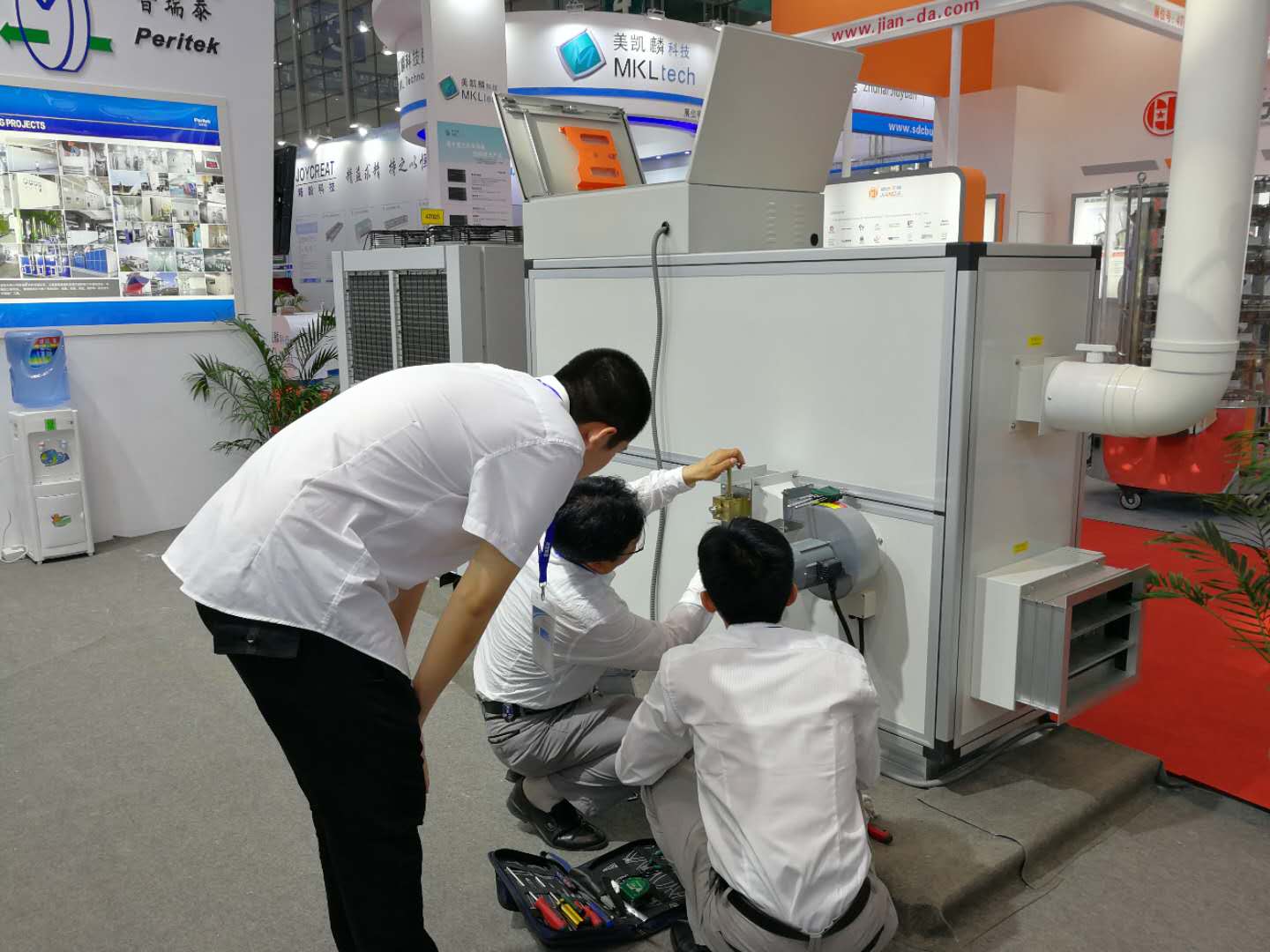 普瑞泰總經(jīng)理吳建平親自檢查參展設備 普瑞泰總經(jīng)理吳建平親自檢查參展設備